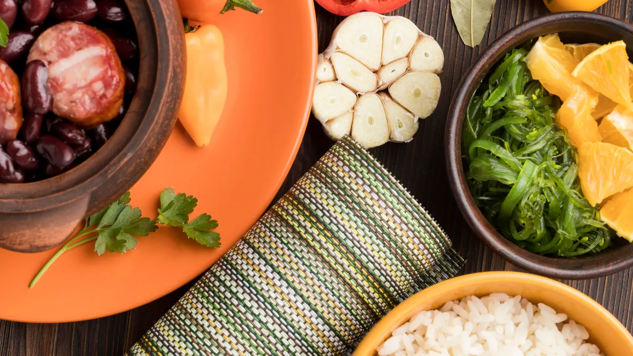 Prato de feijão com linguiça acompanhado de arroz, couve refogada, laranja e temperos naturais, representando refeição tradicional da culinária caipira.