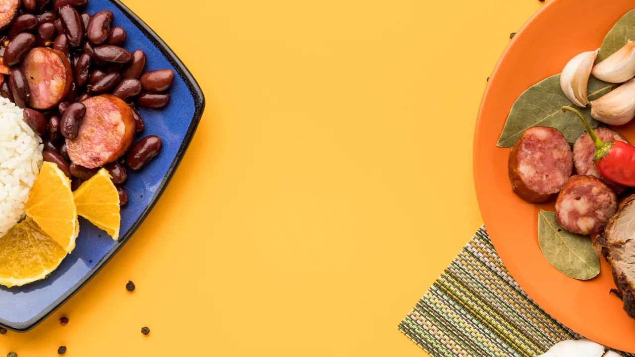 Pratos com feijão e linguiça acompanhados de arroz, laranja, alho, louro e pimenta sobre fundo amarelo.